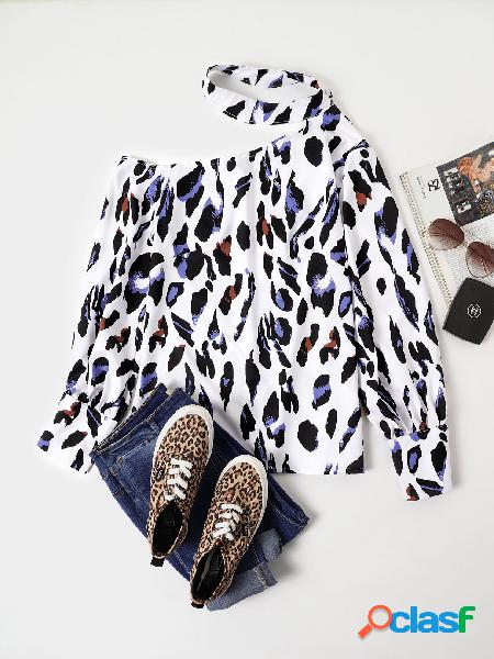 Blusa branca de mangas compridas com botão de leopardo