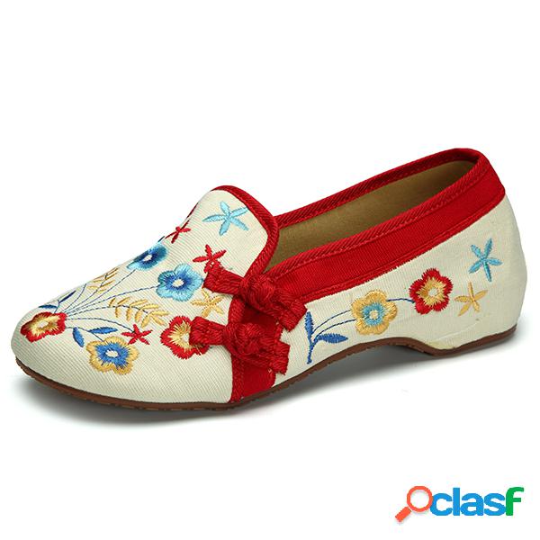 Deslizamento chinês floral bordado do nó em mocassins