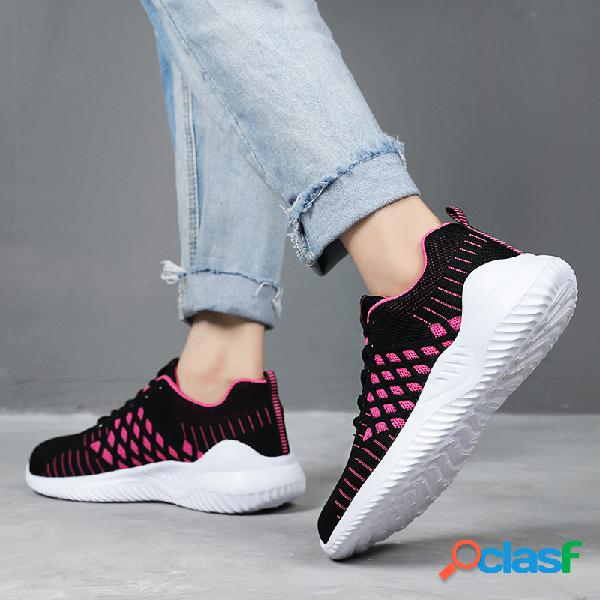 Mulheres com cadarços respiráveis confortáveis sapatos