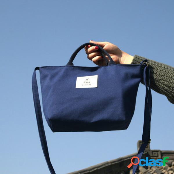 Mulheres ocasionais contínuas da lona que compram a bolsa