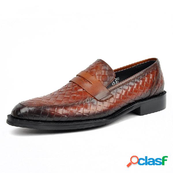 Os homens tecidos estilo Penny Loafers deslizam em chinelos