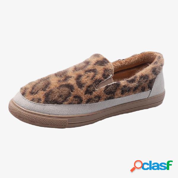 Sapatos baixos de emenda peludos do skate do leopardo