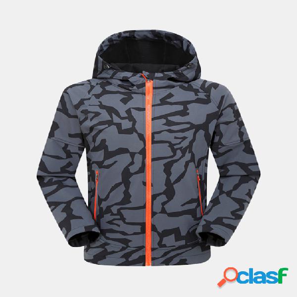 Camo encapuçado dos homens que imprime o revestimento
