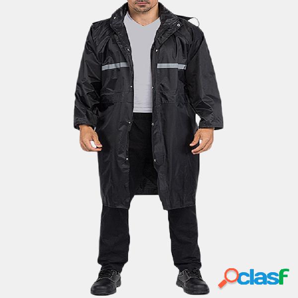 Dos homens ao ar livre caminhadas poncho capa de chuva à