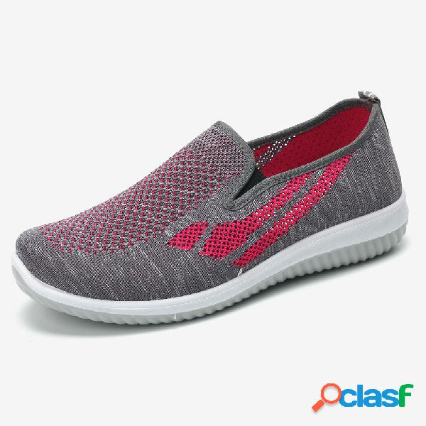 Mulheres andando sapatos deslizamento de malha casual em