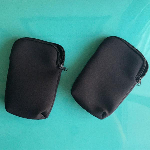 2 cases de neoprene preta com zíper.