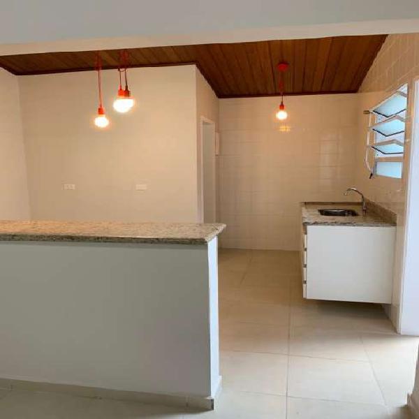 Casa para aluguel possui 50 metros quadrados com 1 quarto em