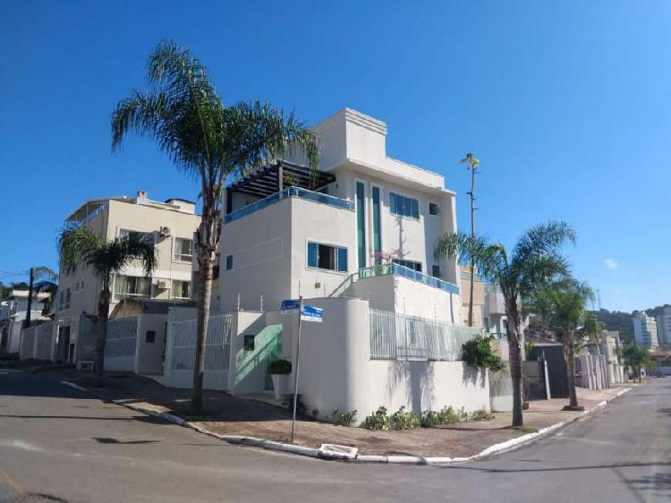 Sobrado de esquina com 3 suites na Praia Brava/Amores.