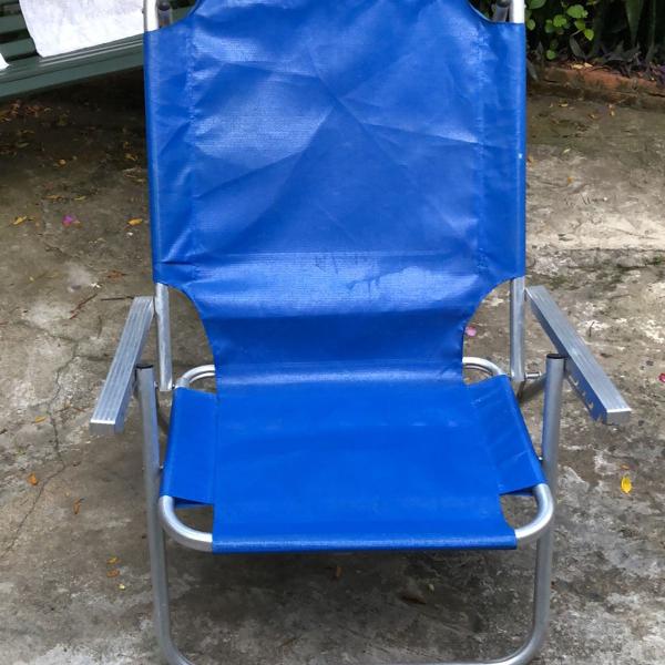 cadeira de praia em lona azul e alumínio