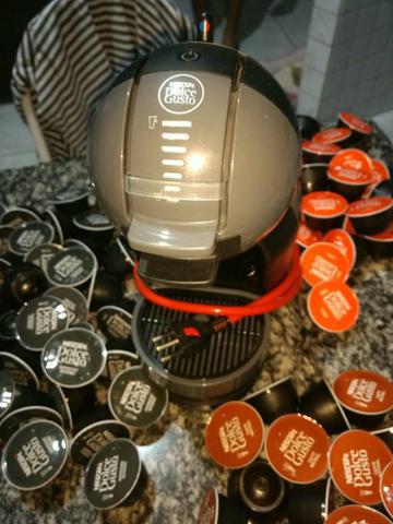 Cafeteira dolce gusto nova e cápsulas