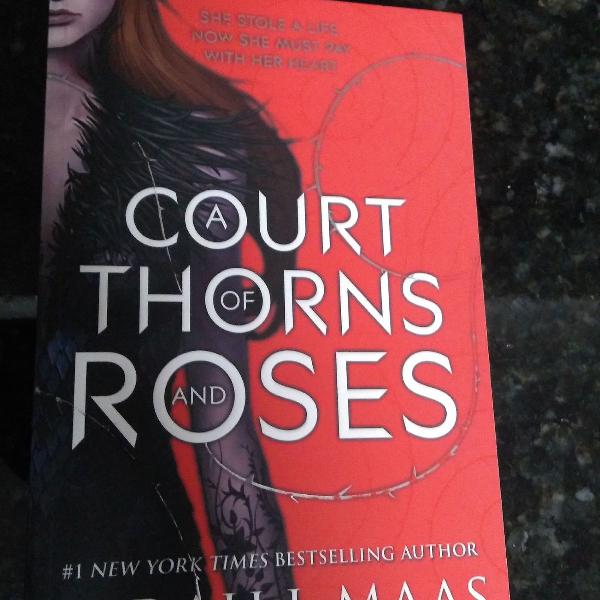 Edição do Livro em inglês A Court of Thorns and Roses