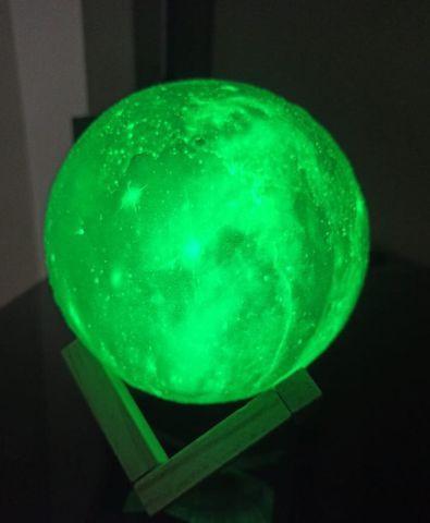 Luminária 3D serve como abajur