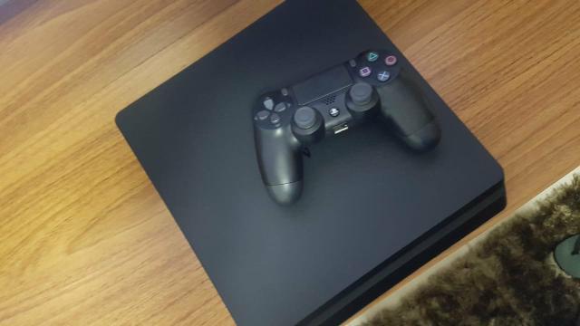 Playstation 4 - 1 TB + 1 controle + 6 jogos