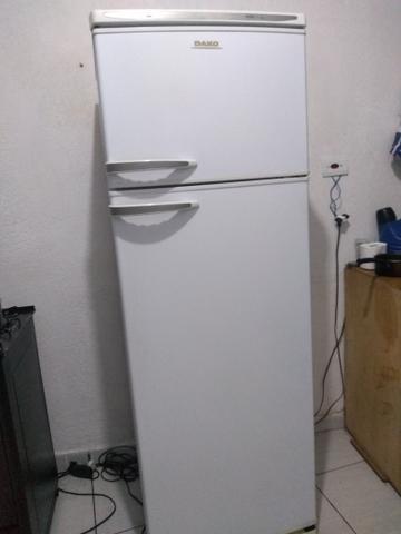 Vendo geladeira marca DAKO 450,00