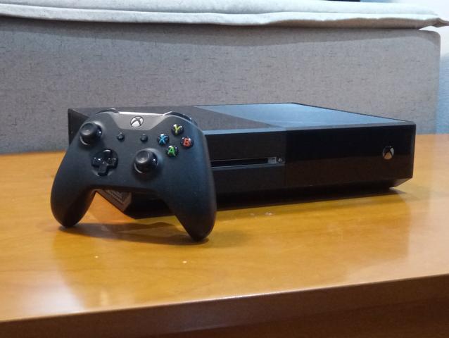 Xbox one console mod. 1540 incluindo dois jogos
