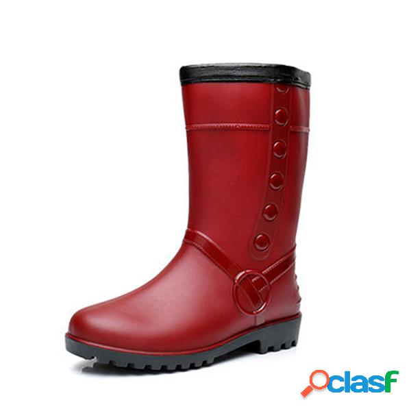 Botas vermelhas e impermeáveis