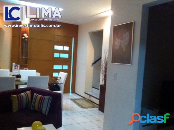 Casa em condomínio fechado.