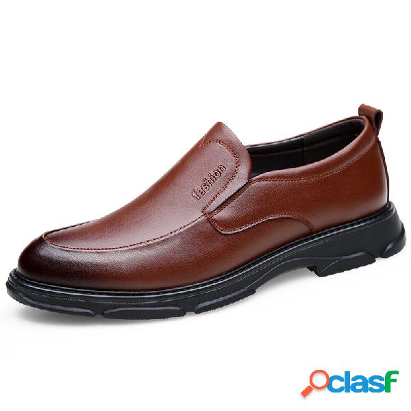 Homens apontou toe deslizar em sapatos casuais de negócios
