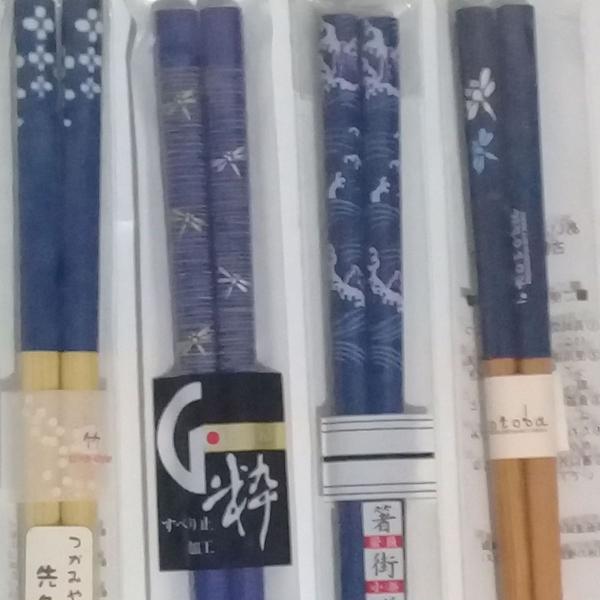 4 pares de hashi decorados (tamanho e desenhos variados)