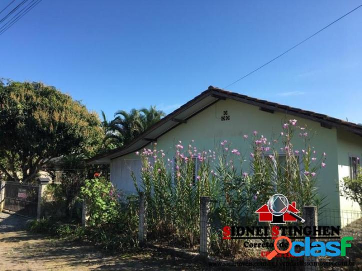 Casa com terreno amplo de esquina, em Bal. Barra do Sul -
