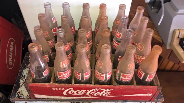 Engradado da Coca com as garrafas