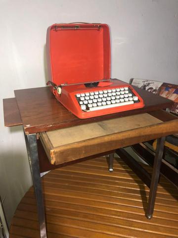 Mesa de madeira com máquina de escrever