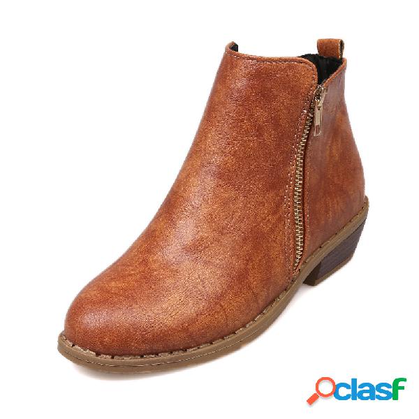 Mulheres de grande porte que costuram botas do Zipper do