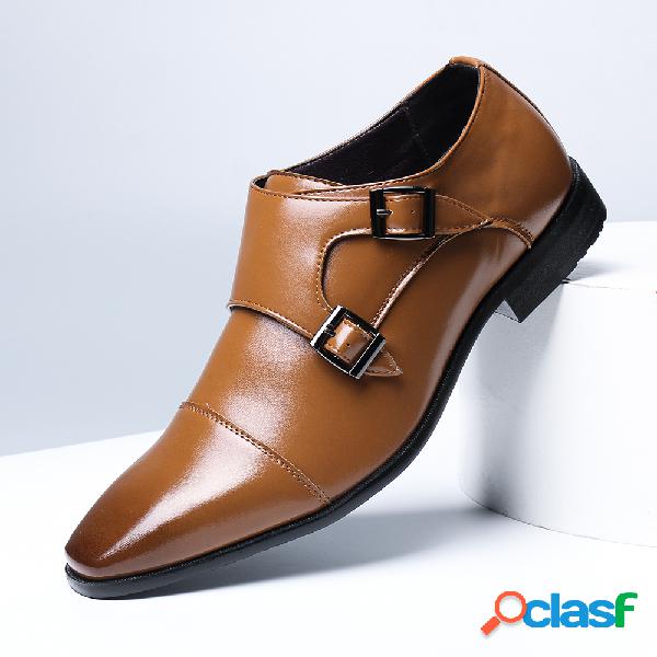 Os homens elegantes sapatos de monge duplo deslizam sobre