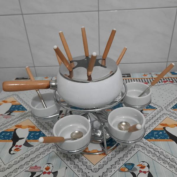 aparelho de fondue com tudo