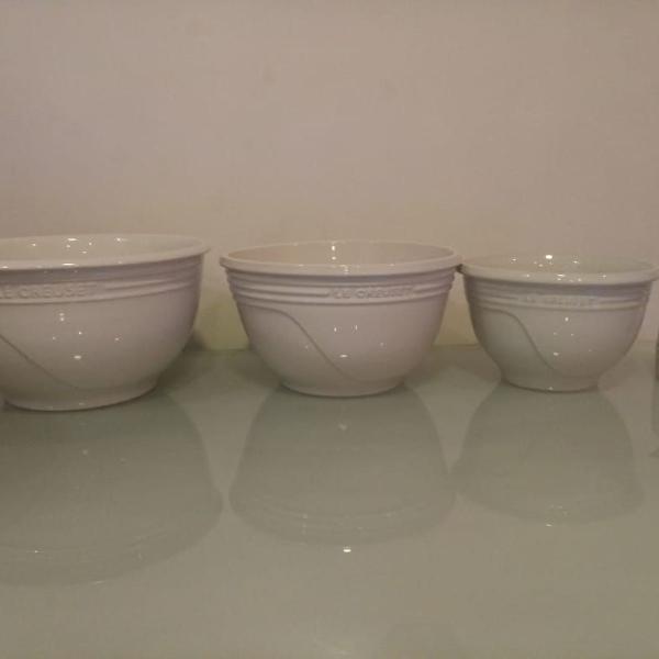 cojunto de três bowls multiuso de cerâmica le creuset +