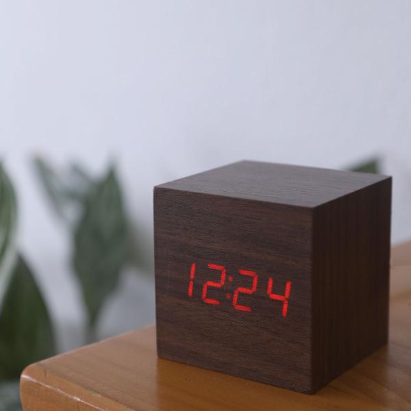 relógio despertador digital minimalista