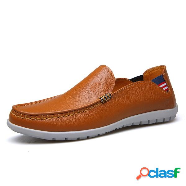 Deslizamento elástico macio dos homens macias em Loafers de