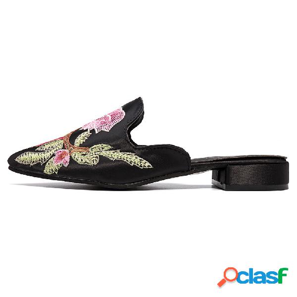 Mules de apartamentos com plataforma floral bordado