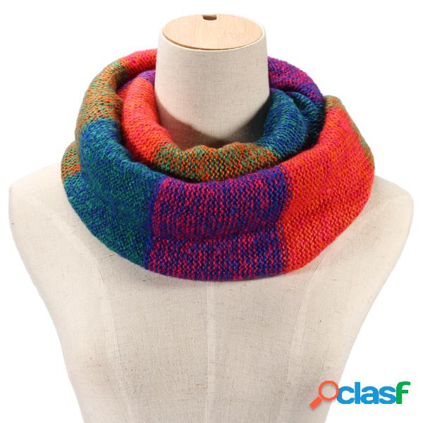 Mulheres de inverno cores do arco-íris espessam malha