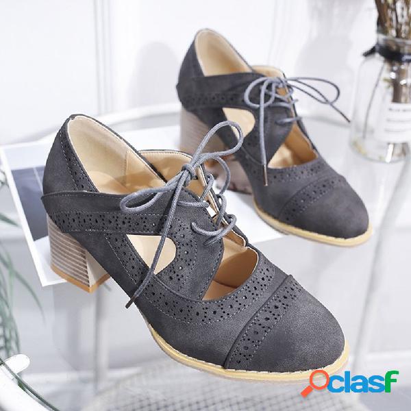 Sapatos de Salto Grosso Esculpidos em Brogue