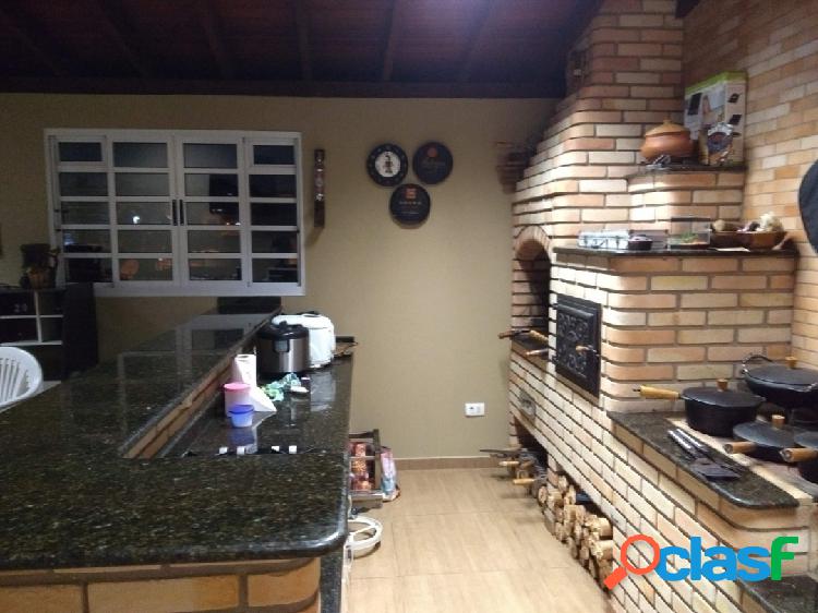 Sobrado de 200m com churrasqueira e fogão à lenha - ACEITA