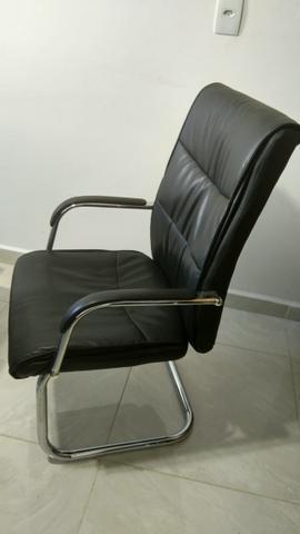 Cadeira em couro sintético preta