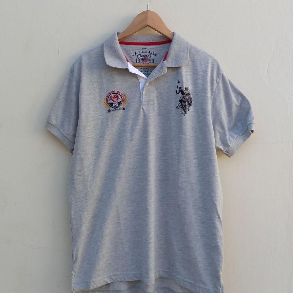 camisa polo cinza