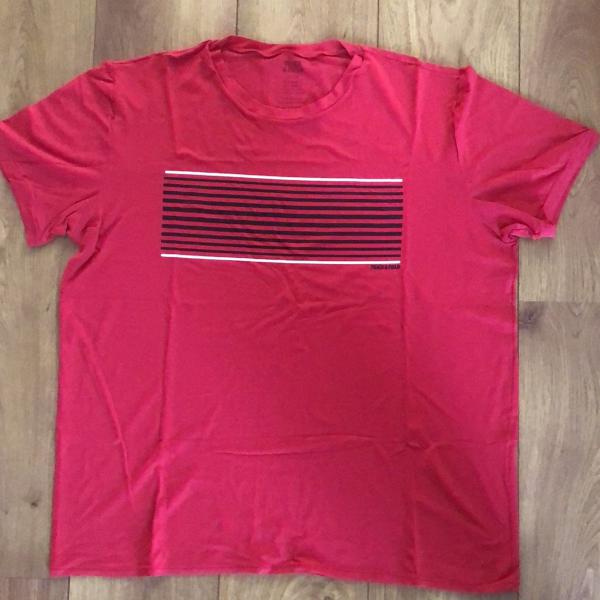 camiseta de academia vermelha linda