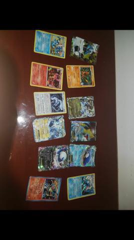 lbum pokemon com 300 cartas e 2 latas pokemon