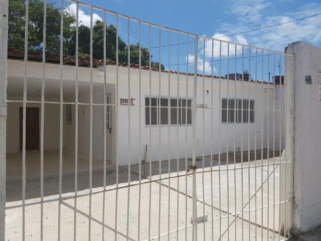 Amplos imóveis com jardim e garagem para locação em