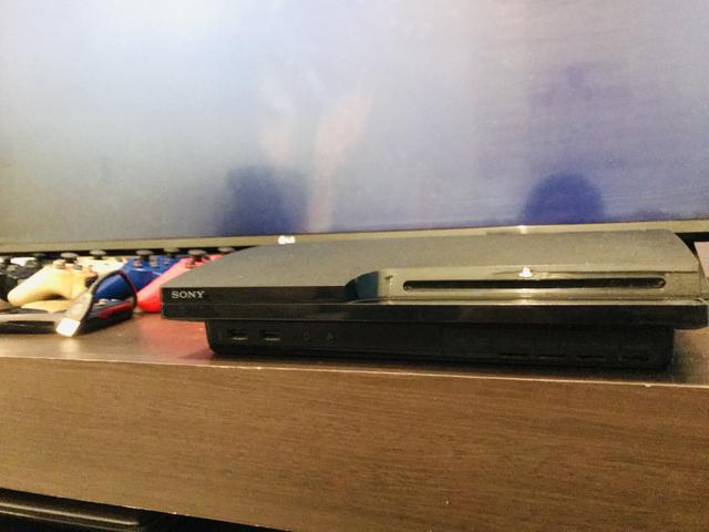 PS3 Slim destravado 750gb + 4 controles