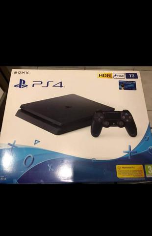 Vende se PS4 slim