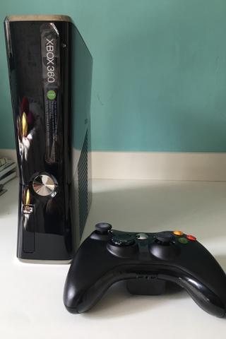 Xbox 360 Slim Matte Black, com um controle (nunca usado)
