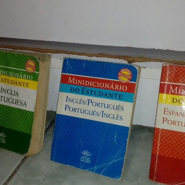 kit com 3 dicionários: inglês, espanhol e Português.