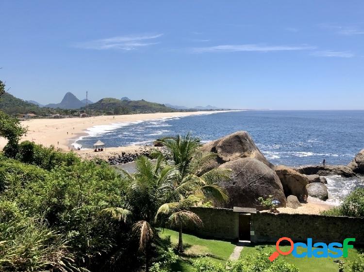 Lindo terreno com uma vista exclusiva para o mar.