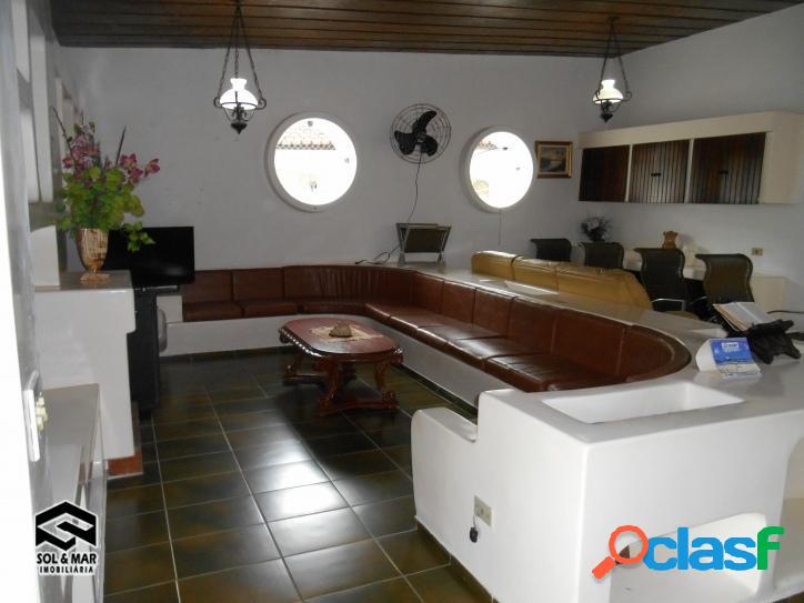 EXCELENTE CASA, 04 DORMITÓRIOS, 04 QUADRAS DA PRAIA!