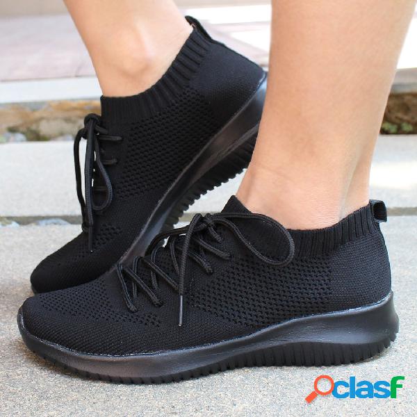 Mulheres tamanho grande atam sapatos leves e confortáveis