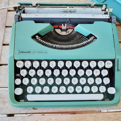 Toda funcional Maquina de escrever antiga - antiguidade