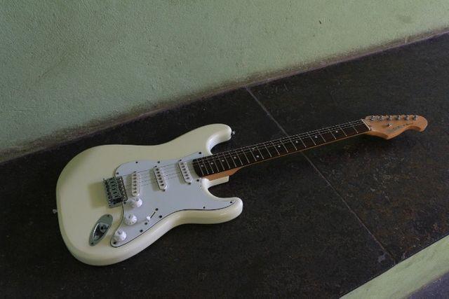 Guitarra Cruiser Stratocaster